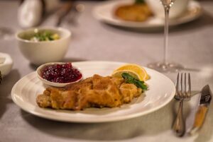 Wiener Schnitzel mit Wiener Kartoffelsalat und Preiselbeeren