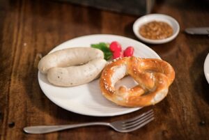 Weisswurst mit Breze und bayrischem Weisswurstsenf